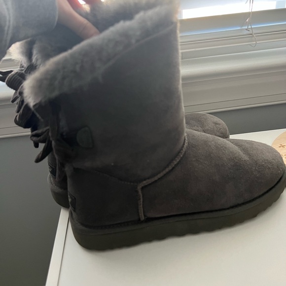 UGG Women’s Bailey Bow in grey size 10 - Picture 3 of 11